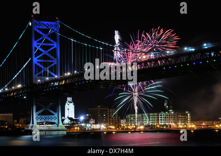 Feuerwerk über Ben Franklin Bridge und dem Delaware Fluß zwischen Camden, New Jersey und Philadelphia, Pennsylvania. Stockfoto