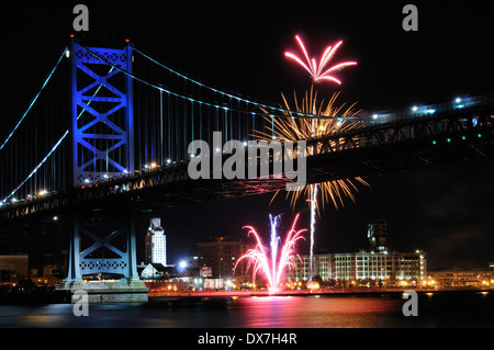 Feuerwerk über Ben Franklin Bridge und dem Delaware Fluß zwischen Camden, New Jersey und Philadelphia, Pennsylvania. Stockfoto