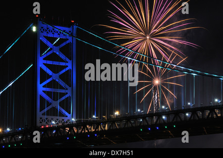 Feuerwerk über Ben Franklin Bridge und dem Delaware Fluß zwischen Camden, New Jersey und Philadelphia, Pennsylvania. Stockfoto