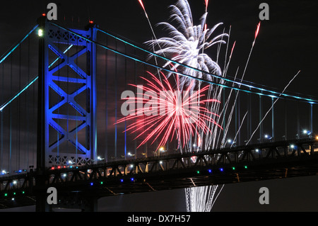 Feuerwerk über Ben Franklin Bridge und dem Delaware Fluß zwischen Camden, New Jersey und Philadelphia, Pennsylvania. Stockfoto