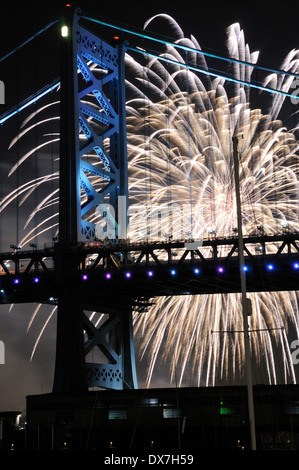 Feuerwerk über Ben Franklin Bridge und dem Delaware Fluß zwischen Camden, New Jersey und Philadelphia, Pennsylvania. Stockfoto