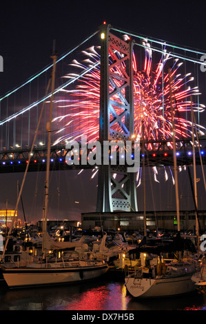 Feuerwerk über Ben Franklin Bridge und dem Delaware Fluß zwischen Camden, New Jersey und Philadelphia, Pennsylvania. Stockfoto