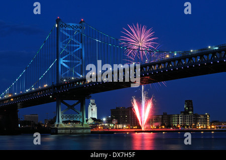 Feuerwerk über Ben Franklin Bridge und dem Delaware Fluß zwischen Camden, New Jersey und Philadelphia, Pennsylvania. Stockfoto