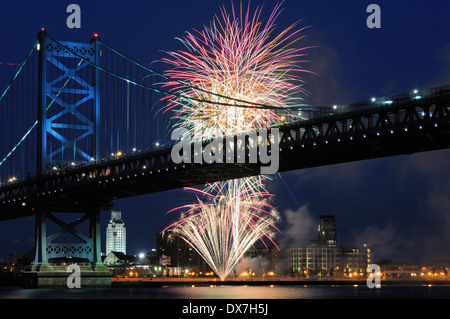 Feuerwerk über Ben Franklin Bridge und dem Delaware Fluß zwischen Camden, New Jersey und Philadelphia, Pennsylvania. Stockfoto
