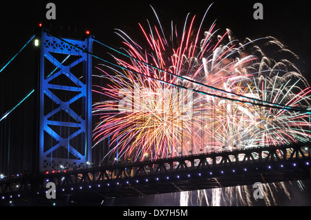 Feuerwerk über Ben Franklin Bridge und dem Delaware Fluß zwischen Camden, New Jersey und Philadelphia, Pennsylvania. Stockfoto
