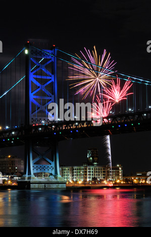 Feuerwerk über Ben Franklin Bridge und dem Delaware Fluß zwischen Camden, New Jersey und Philadelphia, Pennsylvania. Stockfoto