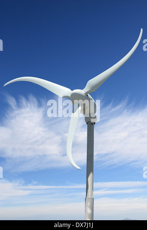 Windkraft mit blauen Himmel im Hintergrund Stockfoto