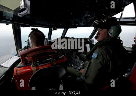 Peking, China. 19. März 2014. Foto von Australian Department of Defence freigegeben zeigt Royal Australian Air Force Flight Engineer, Warrant Officer Ron Day halten Watch für Schutt und Trümmer während der Suche nach vermissten Malaysia Airlines Flug MH370 am 19. März 2013 im südlichen Indischen Ozean. Die Australian Maritime Safety Authority (AMSA) sagte am 20. März 2014, dass zwei Objekte, die möglicherweise im Zusammenhang mit der fehlenden Malaysia Airlines Flug, mit dem großen etwa 24 Meter lang gesichtet wurden. Bildnachweis: Australische Abteilung der Verteidigung/Xinhua/Alamy Live-Nachrichten Stockfoto