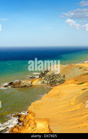 Blick auf eine trockene Wüste Küste und das Karibische Meer mit verschiedenen Schattierungen von blau in der Nähe von Cabo De La Vela in La Guajira, Kolumbien Stockfoto