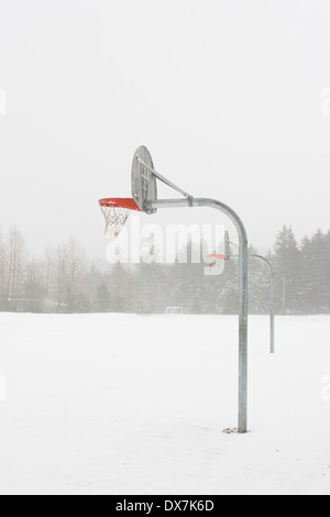 Verschneite Outdoor-Basketball Court Körbe in einem Schneesturm. Haines, Alaska Stockfoto