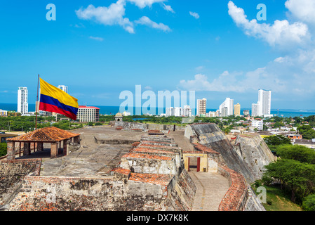 Blick auf San Felipe de Barajas Burg und die Skyline von Cartagena, Kolumbien mit einer großen Flagge Kolumbien Stockfoto