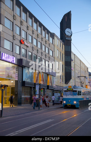 Europa, Skandinavien, Schweden, Göteborg, Arkaden Einkaufszentrum und Straßenbahn in der Abenddämmerung Stockfoto