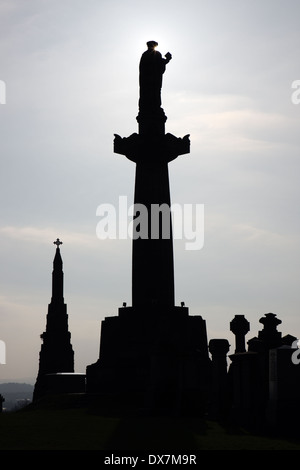 John Know Statue Silhouette überragt die anderen Grabsteine in der Nekropole in Glasgow, Schottland Stockfoto