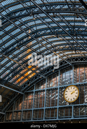 Die St Pancras International Uhr von Dent in The Barlow-Schuppen in London St Pancras Bahnhof Stockfoto