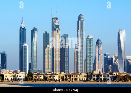 Skyline von Dubai Luxus-Villen auf The Palm Island und Hochhauswohnung kontrastierenden Türme im Hafengebiet in United Arab Emira Stockfoto