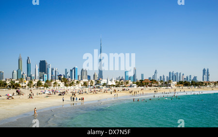 Jumeirah Open Beach mit Touristen und die Skyline der Wolkenkratzer in Dubai Vereinigte Arabische Emirate Stockfoto