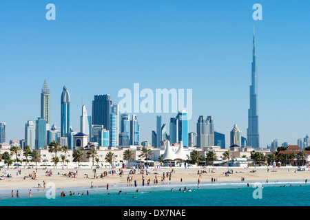 Jumeirah Open Beach mit Touristen und die Skyline der Wolkenkratzer in Dubai Vereinigte Arabische Emirate Stockfoto