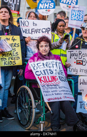 London, UK. 19. März 2014. Ein Budget Tag Protest gegen Kürzungen und Sparmaßnahmen wird unterstützt von Caroline Lucas, Green Party, John McInally - nationaler Vizepräsident der Union PCS, CND und verschiedenen Fachschaften.  Gleichzeitig ist eine Petition zur Downing Street abgegeben. Gegenüber Downing Street in Whitehall, London, UK 19. März 2014. Bildnachweis: Guy Bell/Alamy Live-Nachrichten Stockfoto