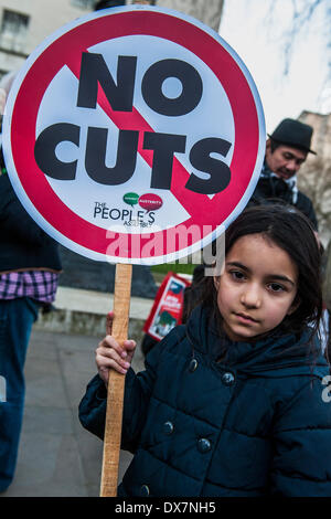 London, UK. 19. März 2014. Maryam, 7 Jahre alt, ist gegen die Feuerwache Verschlüsse, angefreundet haben die Feuerwehrleute an der Westminster Station, die jetzt geschlossen hat. Ein Budget Tag Protest gegen Kürzungen und Sparmaßnahmen wird von Caroline Lucas, grüne Partei, die PCS-Union, CND und verschiedenen Fachschaften unterstützt.  Gleichzeitig ist eine Petition zur Downing Street abgegeben. Gegenüber Downing Street in Whitehall, London, UK 19. März 2014. Bildnachweis: Guy Bell/Alamy Live-Nachrichten Stockfoto