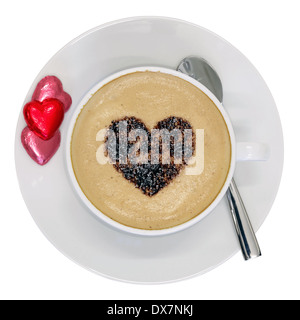 Tasse Cappuccino Kaffee mit einer Liebe Herzen bestreuen an der Spitze Stockfoto