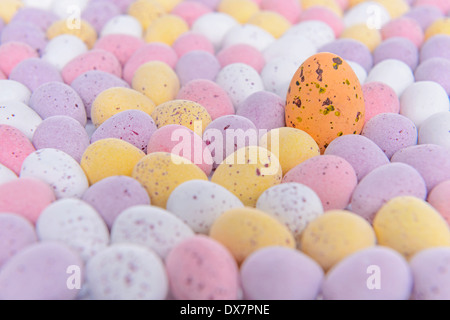 Viele Mini-Bonbons fallen Schokoladeneier mit einem von der Masse abheben. Stockfoto