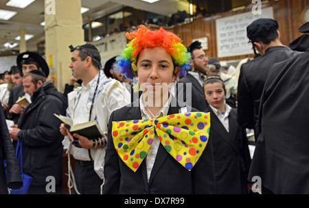 Einen religiösen jüdischen jungen Mann in einem lustigen Clownskostüm an Purim in Crown Heights, Brooklyn, New York Stockfoto