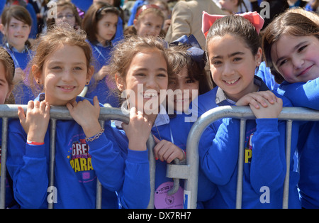 Religiöse jüdische Mädchen im Publikum der Verzögerung B'Omer Parade in Crown Heights, Brooklyn, New York Stockfoto