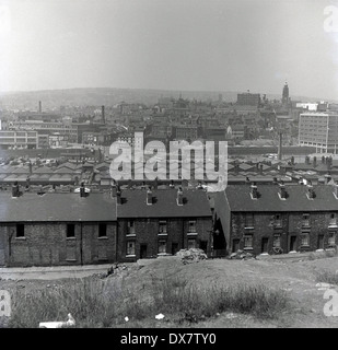 1950er Jahre historische Bild zeigt heruntergekommen oder baufälligen alten viktorianischen Reihenhaus wohnen am Rande von Sheffield, England. Stockfoto