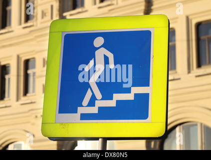 Straße Zeichen Zebrastreifen auf der Gebäude-Hintergrund Stockfoto