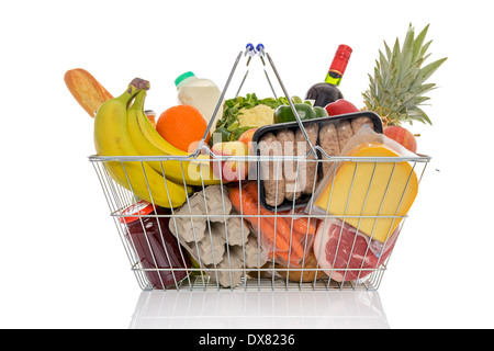 Draht Einkaufswagen voller Lebensmittel mit frischem Obst, Gemüse, Stockfoto