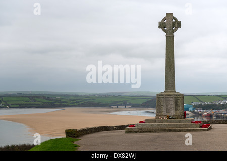 Das Kriegsdenkmal in Padstow befindet sich in einer wunderschönen Lage mit Blick auf die Mündung des Flusses Camel Stockfoto