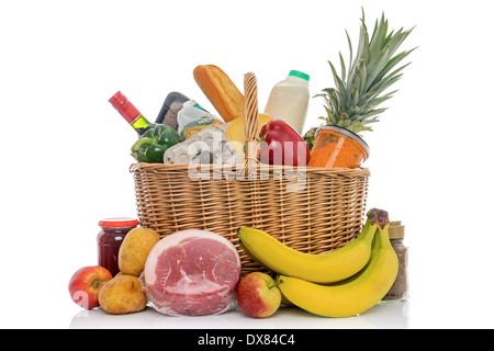 Wicker Einkaufswagen voller Lebensmittel wie frisches Obst, Gemüse, Fleisch und Milchprodukte. Stockfoto