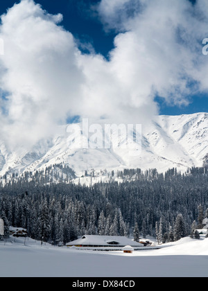 Indien, Kaschmir, Gulmarg, Himalaya-Skigebiet, Übungsgelände nach starkem Schneefall Stockfoto