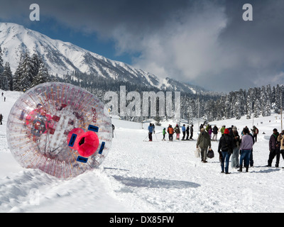 Indien, Kaschmir, Gulmarg, Zorb menschlichen Hamster Ball auf Übungsgelände nach starkem Schneefall Stockfoto