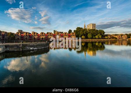 Shadwell Basin in East London, ehemals Teil der London Docks, jetzt ein Erholungsgebiet mit Wohnungen Stockfoto