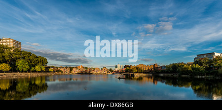 Shadwell Basin in East London, ehemals Teil der London Docks, jetzt ein Erholungsgebiet mit Wohnungen Stockfoto