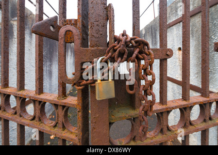 Alte rostige Metalltor mit Schloss und Kette Stockfoto