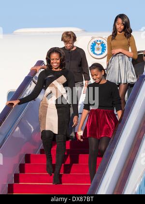 Peking, China. 20. März 2014. US-Präsidentengattin Michelle Obama (L vorne) steigt aus dem Flugzeug nach ihrer Ankunft in Peking, Hauptstadt von China, 20. März 2014, zum Auftakt ihrer siebentägigen Staatsbesuch in China, auf Einladung von Peng Liyuan, Ehefrau des chinesischen Staatspräsidenten Xi Jinping. Bildnachweis: Wang Ye/Xinhua/Alamy Live-Nachrichten Stockfoto