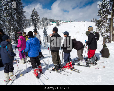 Indien, Kaschmir, Gulmarg, Himalaya-Skigebiet, Übungsgelände nach starkem Schneefall Stockfoto