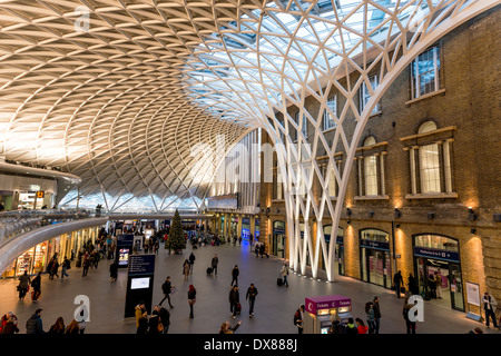 Halb Runde gewölbte Halle von britischen Architekten John McAslan & Partners am Bahnhof Kings Cross Railway, London Stockfoto