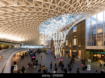 Halb Runde gewölbte Halle von britischen Architekten John McAslan & Partners am Bahnhof Kings Cross Railway, London Stockfoto