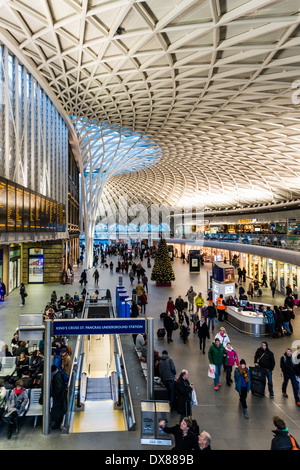 Zug-Abfahrtstafel und gewölbte Halle von britischen Architekten John McAslan & Partners am Bahnhof Kings Cross Railway, London Stockfoto