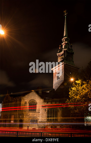 All Hallows vom Turm befindet sich die älteste Kirche in der City of London auf dem Tower Hill, in der Nacht als der Verkehr Streifen von Stockfoto