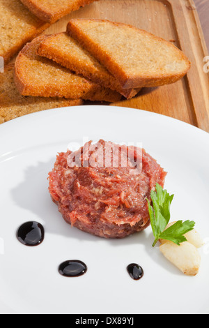 Steak Tartar auf den hölzernen Trencher essfertig Stockfoto