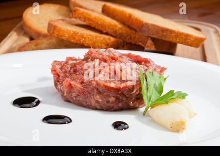Steak Tartar bereit zu Essen auf dem Teller Stockfoto
