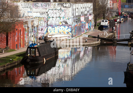 Blick auf den Grand Union Canal auf dem Weg zum Fluss Lee Navigation in der Nähe von Hackney Wick beitreten – im Queen Elizabeth Olympic Park Stockfoto