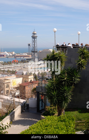 Blick über die Stadt Barcelona in Katalonien. Spanien. Von Montjuic. Mit Menschen sitzen im Café mit Terrasse. Stockfoto