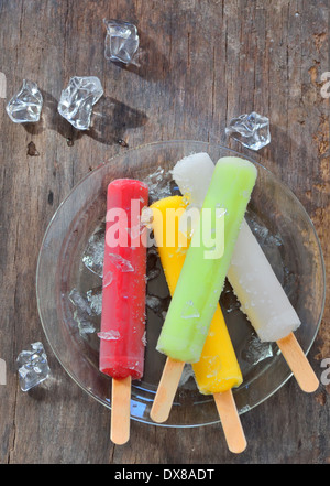 Frucht-Eis-Pops am alten Holz Hintergrund Stockfoto