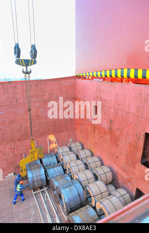 Gewickelten Stahlbleche in ein Schiff geladen werden Stockfoto