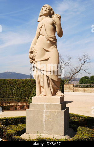 Statue Frau mit Trauben am Montjuic in Barcelona. Katalonien. Spanien Stockfoto